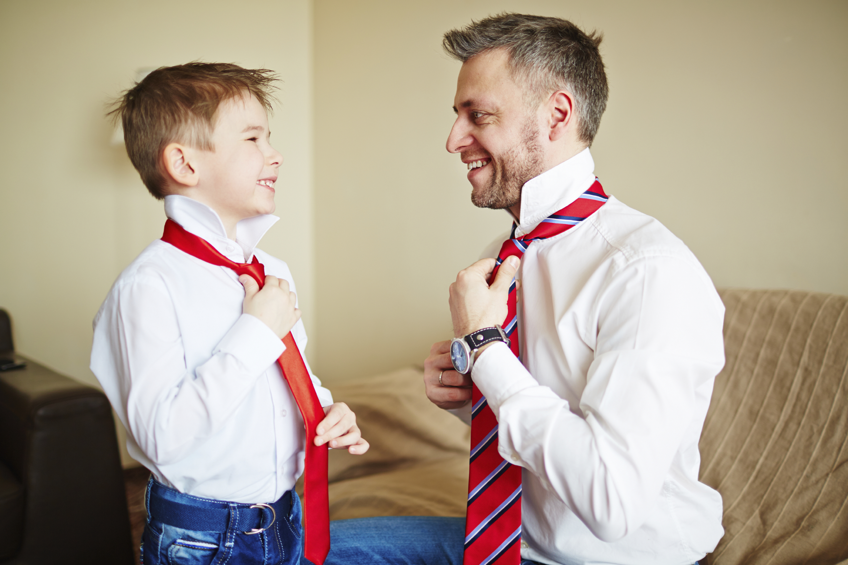 Где завязывают мальчиков. Успешный сын. Галстук для детей. Мальчику повязывают галстук. Галстук-бабочка для мальчика.