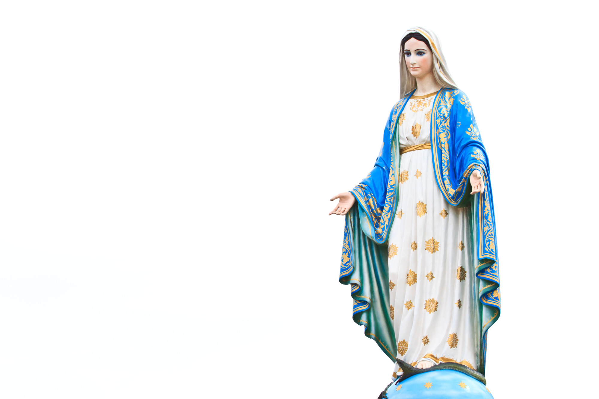 Св сток. Статуя Девы Марии на белом фоне. Титулы Девы Марии.